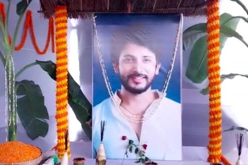 Tribute to Kishor Das: জনপ্ৰিয় অভিনেতা কিশোৰ দাসৰ বাবে দক্ষিণ কামৰূপ ছাত্ৰ সন্থা আৰু বজাৰাপাৰা এফ চিৰ উদ্যোগত ওপজা গাঁৱত অনুষ্ঠিত কৰা হল ৰাজহুৱা শ্ৰদ্ধাঞ্জলি । সমুজ্জ্বল ভট্টাচাৰ্য, বৰষাৰাণী বিষয়া, যতীন বৰা, সীমান্ত শেখৰ , ভৃগু কাশ্যপৰ লগতে দক্ষিণ কামৰূপৰ বহু বিশিষ্ট ব্যক্তিয়ে জনালে শ্ৰদ্ধাঞ্জলি । 
