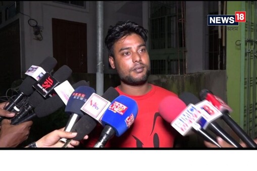 ৰাজু হাজৰিকাৰ পৰা ইটাচালী আৰক্ষী থানাৰ ৰেৱ লস্কৰ নামৰ কনিষ্টবলজনে তেওঁক ফোনত ৫০ হাজাৰ টকা উৎকোচ হিচাপে দাবী কৰে।