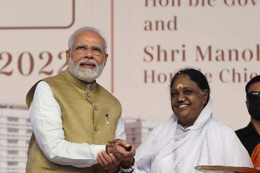 ১৩০ একৰৰ এক বিশাল চৌহদত নিৰ্মাণ কৰা অত্যাধুনিক অমৃতা চিকিৎসালয়খনত এক সমৰ্পিত সাত মহলীয়া গৱেষণা খণ্ড আছে আৰু ইয়াক মাতা অমৃতানন্দময়ী মঠৰ অধীনত ছয় বছৰ ধৰি নিৰ্মাণ কৰা হৈছে।