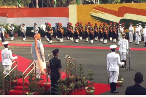 গাৰ্ড অফ অনাৰ এনে সন্মান যি কোনো মহত্বপূৰ্ণ ব্যক্তিৰ আগমনত দিয়া হয়। উল্লেখনীয় যে, যেতিয়া কোনো এখন দেশৰ ৰাষ্ট্ৰপতি বা প্ৰধানমন্ত্ৰী ভাৰতলৈ আহে তেতিয়া তেওঁক গাৰ্ড অফ অনাৰ সন্মান দিয়া হয়। 
