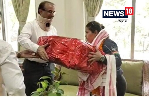 কমনৱেলথ গেমছ ২০২২ৰ ভাৰোত্তোলন প্ৰতিযোগিতাত ৰূপৰ পদক বিজয়ী বিন্দিয়াৰাণী দেৱী সোৰোখাইবামক উত্তৰ-পূব সীমান্ত ৰেলৱেৰ সম্বৰ্ধনা।
