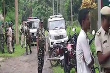 কাৰখানাত কৰ্মৰত অৱস্থাত মেচিনত ভৰি সোমাল এগৰাকী কিশোৰ শ্ৰমিকৰ