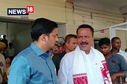 মন্ত্ৰী অশোক সিংঘাল আজি বৰপেটাত উপস্থিত হয় ৷ মন্ত্ৰী গৰাকীয়ে বৰপেটাৰ উপায়ুক্তৰ কাৰ্যালয়ৰ সভাকক্ষত বৰপেটা জিলাৰ পাচখন পৌৰসভাৰ পৌৰপতি সকলৰ লগতে বিভিন্ন বিভাগৰ বিষয়াসকলৰ লগত এখন পৰ্যালোচনা সভাত মিলিত হয় ৷ 