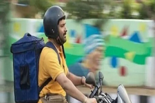 ইয়াৰ পূৰ্বে টৰন্টো আন্তঃৰাষ্ট্ৰীয় চলচ্চিত্ৰ মহোৎসৱৰ সময়ত  Zwigato ৰ ৱৰ্ল্ড প্ৰিমিয়াৰ হৈছিল। নন্দিতা দাসৰ ৰচনা আৰু পৰিচালিত ছবিখনত কপিল শৰ্মাই অভিনয় কৰিছে গিগ ইকনমিৰ দুৰ্দশাত আবদ্ধ হৈ থকা এগৰাকী নতুন ফুড ডেলিভাৰী ৰাইডাৰৰ চৰিত্ৰত।