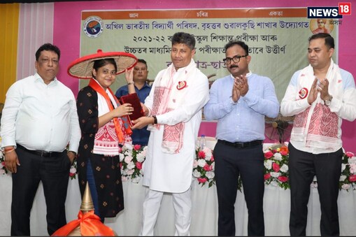 ছাত্ৰ ছাত্ৰীসকলক বাকী কেৰিয়াৰৰ সমানে সমানে ভাল ৰাজনৈতিক নেতা অথবা ভাল সাংবাদিক হ’বলৈ মন মেলিবলৈও পৰামৰ্শ আগবঢ়াই মন্ত্ৰী  পীযুষ হাজৰিকাই।