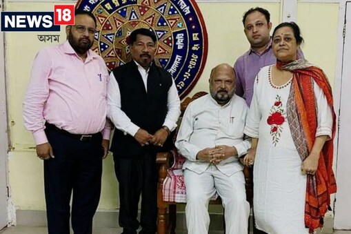 প্ৰাক্তন মুখ্যমন্ত্ৰী প্ৰফুল্ল কুমাৰ মহন্তৰ পিতৃ দেৱকান্ত মহন্ত বিয়োগৰ পিছত শোকসন্তপ্ত পৰিয়ালবৰ্গক সমবেদনা জনাই অগপ সভাপতি অতুল বৰা আৰু কাৰ্যকৰী সভাপতি কেশৱ মহন্তই।