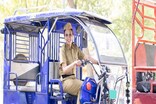 বুকুত কেঁচুৱা বান্ধি ই-ৰিক্সা চলাই নয়ডাত সকলোৰে দৃষ্টি আকৰ্ষণ কৰিছে মাতৃয়ে