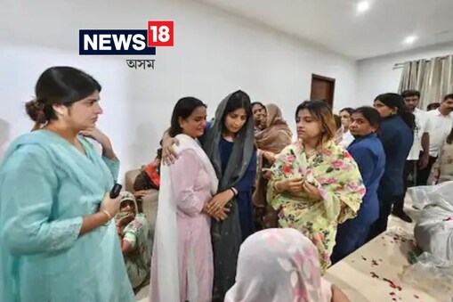 সমাজবাদী পাৰ্টিৰ পিতৃস্বৰূপ মুলায়ম সিং যাদৱৰ নশ্বৰদেহ মঙলবাৰে অন্তিম যাত্ৰাৰ বাবে ৰাওনা হৈছিল। যেতিয়া তেওঁক শেষবাৰলৈ চাবলৈ জনতাৰ ঢৌ প্লাৱিত হৈছিল, বোৱাৰী ডিম্পল, অপৰ্ণা আৰু ভতিজা ধৰ্মেন্দ্ৰ যাদৱক কান্দি থকা দেখা গৈছিল।