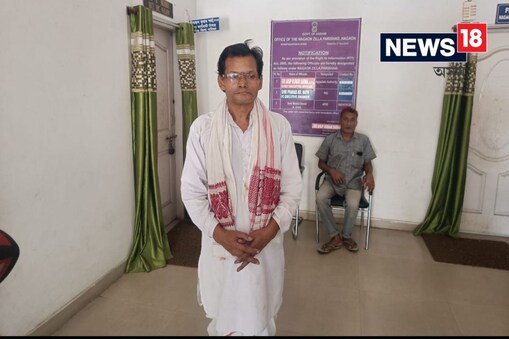 ২০১৭ চনৰে পৰা নগাঁও জিলা পৰিষদৰ চতুৰ্থ বৰ্গৰ কৰ্মচাৰী ফটিক চন্দ্ৰ দাসে নিয়মীয়া ভাৱে জাতীয় সাজপাৰ পৰিধান কৰি কাৰ্যালয়লৈ অহাৰ বিষয়টো বিশেষভাৱে চৰ্চিত হৈছে।