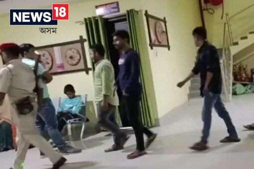 জুৱাৰীৰে ভৰিছে এখন থানা ৷ একে নিশাত গ্ৰেপ্তাৰ এঘাৰ জুৱাৰী। বঙাইগাওঁ জিলাৰ মাণিকপুৰত আৰক্ষীয়ে অভিযান চলাই জুৱাৰী কেইজনক গ্ৰেপ্তাৰ কৰিবলৈ সক্ষম হয় ।