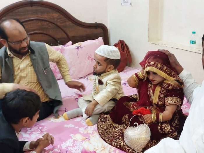 Shamli news, hapur news, azeem mansuri wedding, dwarf azeem mansuri wedding photo 30 inch height azeem mansuri wedding photos, azeem mansuri wedding with 3 feet long bushra