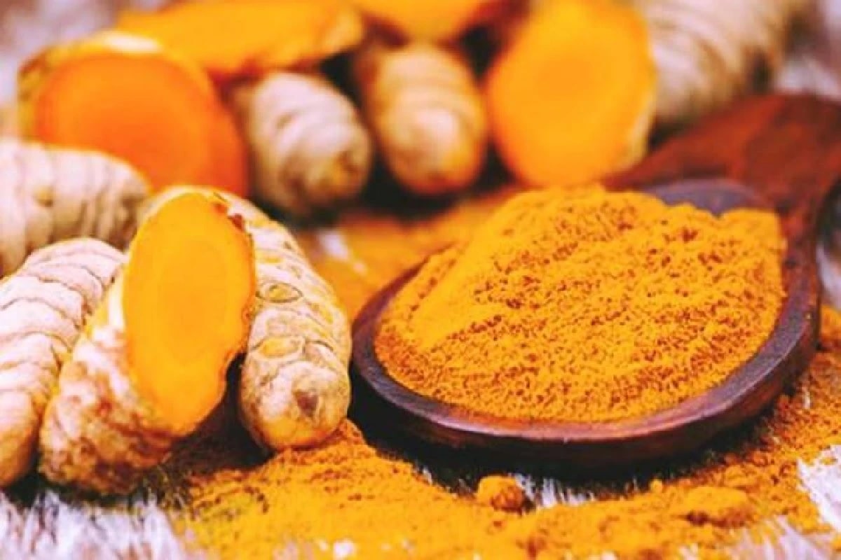 শীত আর্থরাইটিসের যন্ত্রণা আরও বেড়ে যায়। জয়েন্ট পেনের সমস্যা কাবু করে দেয়। এই পরিস্থিতিতে ঘরোয়া কিছু জিনিস অর্থরাইটিসের যন্ত্রণা থেকে মুক্তি দিতে পারে। ঔষধি গুণে ভরপুর হলুদ হাঁটুর ব্যথায় অত্যন্ত উপকারী। একটি পাত্রে হলুদ নিয়ে তাতে জল মিশিয়ে পেস্ট তৈরি করতে হবে। এই পেস্টটি কিছুক্ষণ ব্যথা জায়গায় রাখার পর ধুয়ে ফেলুন । এই বিশেষ মিশ্রণ ব্যথা কমাতে বিশেষ কাজ করে।