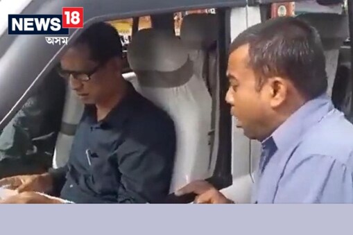 এজন লোকে পশ্চিম বংগৰ এজন কাৰ্যবাহী দণ্ডাধীশৰ সন্মুখত কুকুৰৰ দৰে ভুকি নিজৰ ক্ষোভ প্ৰকাশ কৰিছে।