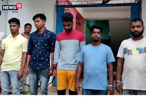 আৰক্ষীয়ে জব্দ কৰে জালনোট নিৰ্মাণ কৰা এটি বৃহৎ আকাৰৰ মেচিন।