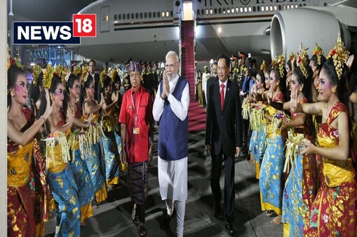 প্ৰধানমন্ত্ৰী নৰেন্দ্ৰ মোদী সোমবাৰে বালি (ইণ্ডোনেছিয়া)ত জি-২০ সন্মিলনত অংশগ্ৰহণ কৰিবলৈ উপস্থিত হয়। তাত প্ৰধানমন্ত্ৰী নৰেন্দ্ৰ মোদীক পৰম্পৰাগত শৈলীত আদৰণি জনোৱা হয়।