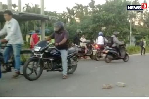 নাৰেঙ্গী-নলতলি সংযোগী ৰাজ্যিক ঘাইপথৰ মাজমজিয়াত বিয়লি প্ৰায় ৪ বজাত এই দৃশ্য পথচাৰীয়ে প্ৰত্যক্ষ কৰে