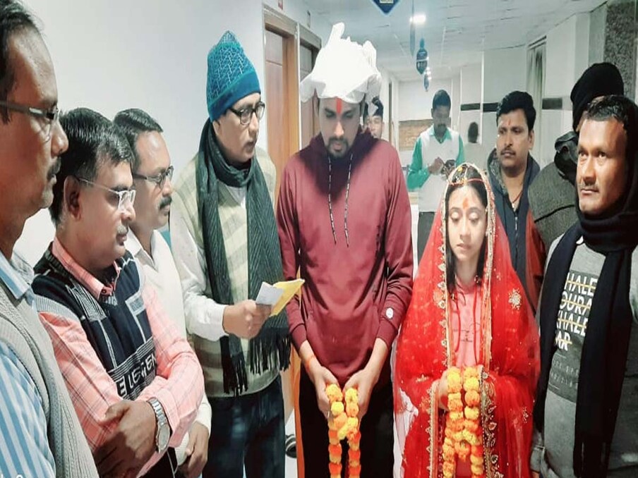  বিহাৰৰ গয়াক মোক্ষৰ নগৰ বুলি গণ্য কৰা হয়। এই মোক্ষ বা মুক্তিৰ নগৰতে এখন বিবাহক লৈ হৈছে চৰ্চা। এখন ব্যক্তিগত চিকিৎসালয়ৰ আই চি ইউ ৱাৰ্ডত এনে এক অনন্য বিবাহ প্ৰত্যক্ষ কৰা গৈছিল, যি এগৰাকী মাতৃৰ শেষইচ্ছাৰ বাবে ৰূপায়ণ কৰা হৈছিল। দৰা-কইনাৰ লগতে চিকিৎসালয়ৰ সকলো কৰ্মীকে আৱেগিক কৰি তোলা এই ঘটনাৰ বিৱৰণী অনুসৰি পৰিস্থিতি অধিক বেয়া হোৱাত হাস্পতালত চিকিত্‍সাধীন পুনম কুমাৰী বাৰ্মাই পৰিয়ালৰ লোকক কয় যে তেওঁ জীয়াৰী বিবাহ চাই যাব বিচাৰে।