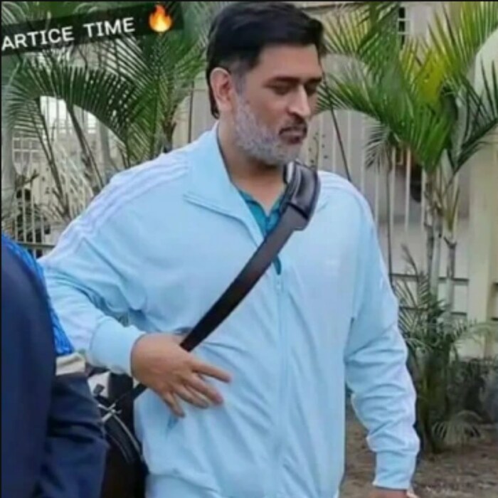 ২০২৩ আইপিএলৰ পূৰ্বে ছল্ট এণ্ড পেপাৰ লুকত ধৰা দিছে এম এছ ধোনী। একেবাৰে ধকধকীয়া বগা দাড়ি আৰু ক’লা চুলি।