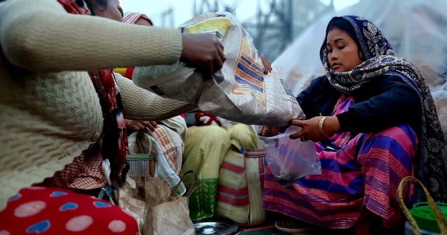  জোনবিল মেলা। য’ত অচল হৈ পৰে আধুনিক মুদ্ৰাৰ প্ৰচলন। চলে পৌৰাণিক বিনিময় প্ৰথা।