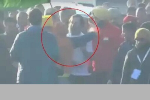 পঞ্জাৱত কংগ্ৰেছৰ ভাৰত জোড়ো যাত্ৰাৰ সময়ত এজন লোকে কংগ্ৰেছ নেতা ৰাহুল গান্ধীক সাৱটি ধৰিবলৈ চেষ্টা কৰিছিল।