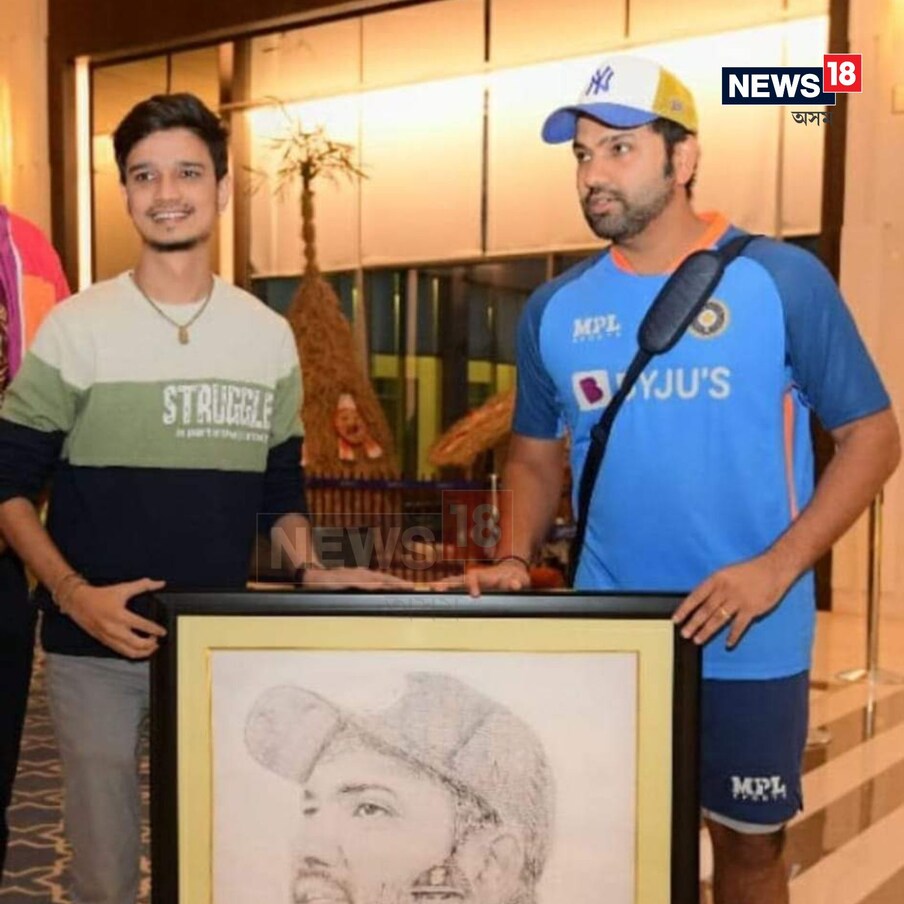  ৰোহিত শৰ্মালৈ বিশেষ উপহাৰ আগবঢ়ালে গুৱাহাটীৰ এজন যুৱকে। ৰাবাৰ ষ্টাম্পৰ জৰিয়তে প্ৰতিচ্ছবি তৈয়াৰ কৰি উপহাৰ দিলে ক্ৰিকেটাৰজনক। হোটেল ৰেডিছন ব্লুত নিজ হাতেৰে প্ৰতিচ্ছবিখন উপহাৰ দিলে ৰাহুল পাৰিকে।