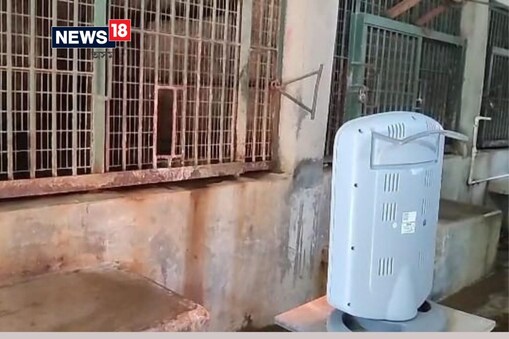 এতিয়া শীতৰ বতৰ। প্ৰচণ্ড শীতৰ পৰা ৰক্ষা পৰিবলৈ অসম ৰাজ্যিক চিৰিয়াখানাৰ জীৱ জন্তুৰ বাবে বিশেষ ব্যৱস্থা গ্ৰহণ কৰিছে কৰ্তৃপক্ষই।