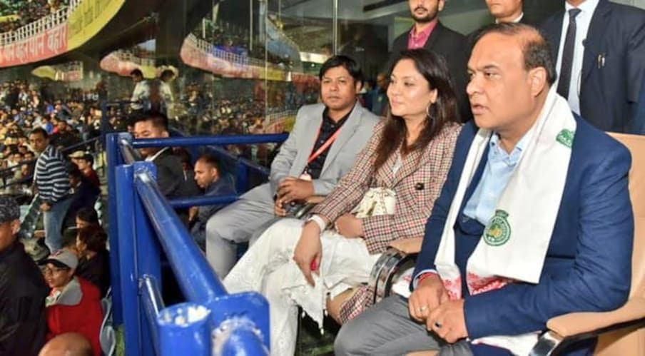  বৰ্ষাপাৰাত ভাৰত-শ্ৰীলংকাৰ প্ৰথমখন এদিনীয়া উপভোগ কৰিলে মুখ্যমন্ত্ৰী হিমন্ত বিশ্ব শৰ্মাই। তেওঁৰ লগতে খেল প্ৰত্যক্ষ কৰে তেওঁৰ পত্নী ৰিনিকি ভূঞা শৰ্মাই।