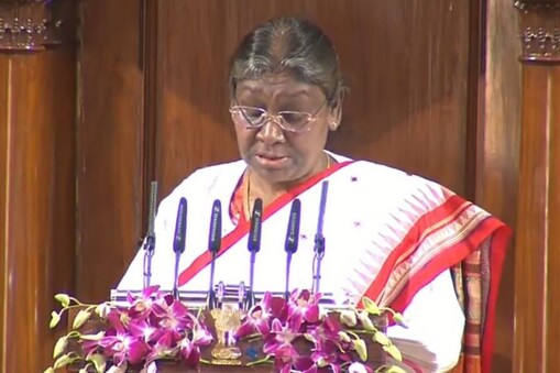 ৰাষ্ট্ৰপতি দ্ৰৌপদী মুৰ্মুৱে দুয়োখন সদনৰ সদস্যৰ উপস্থিতিত ভাষণ প্ৰদান কৰে। ভাষণত কেন্দ্ৰীয় চৰকাৰৰ সাফল্যৰ এক ৰূপৰেখা তুলি ধৰে ৰাষ্ট্ৰপতিগৰাকীয়ে।