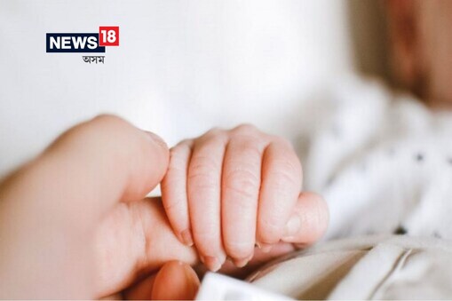 এই কাহিনীটোত, এগৰাকী বৃদ্ধ মহিলা আছে যিয়ে তেওঁৰ নিজৰ নাতিনীৰ (জীয়ৰীৰ জীয়ৰী) যত্ন লোৱাৰ বাবে প্ৰতি ঘণ্টাত ১,৬০০ টকা আৰু আন সকলো প্ৰয়োজনীয় বস্তু দাবী কৰিছে।