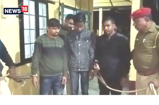 ধৃত লোককেইজনৰ পৰা এক পেকেট নকল টকাসহ এটা নকল টকা বনোৱা মেচিন জব্দ কৰে আৰক্ষীয়ে৷