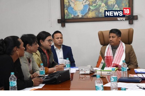 মন্ত্ৰী পীয়ুষ হাজৰিকাই আজি দিছপুৰৰ নিজ কাৰ্যালয়ৰ সভাকক্ষত Transgender Welfare Board ৰ এখন নিয়মিত সভা সম্বোধন কৰে। অধ্যক্ষ হিচাপে মন্ত্ৰীগৰাকীয়ে সভাখনত প্ৰথমতে ব’ৰ্ডৰ পূৰ্বৰ কাৰ্যসমূহৰ বিষয়ে বুজ লয়। 