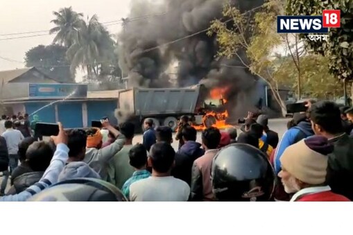 দুৰ্ঘটনাৰ পিছতে ঘটনাস্থলীত সৃষ্টি হয় উত্তপ্ত পৰিস্থিতিৰ। একাংশ ক্ষুব্ধ লোকে জ্বলাই দিলে দুৰ্ঘটনা সংঘটিত কৰা ডাম্পাৰখন।