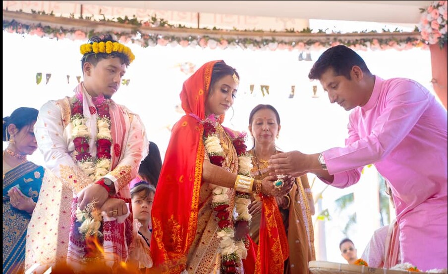  অসমীয়া ছবিজগতৰ জনপ্ৰিয় দম্পত্তি বৰষা-ভাস্কৰ। আজি অভিনেত্ৰী বৰষা ৰাণী বিষয়া (Barsha Rani Bishaya) আৰু ভাস্কৰ বৰুৱাৰ বিবাহে সম্পূৰ্ণ কৰিলে ২টা বছৰ।