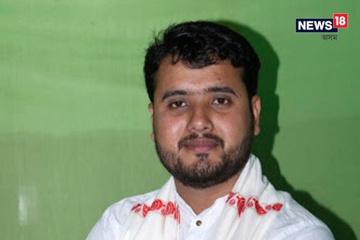 মন্দিয়াৰ ৰিতুল হুছেইন নামৰ এজন যুৱকে আন কেইজনমান বন্ধুৰ সৈতে বৰপেটাৰ এগৰাকী যুৱতীক অপৰহৰণ কৰি বিধায়কগৰাকীৰ ঘৰত ৰাখিছিল।