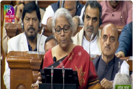 বুধবাৰে নিৰ্মলা সীতাৰমণে তেওঁৰ ভাষণত কয় যে আমাৰ স্বাধীনতাৰ ৭৫ সংখ্যক বছৰত বিশ্বই ভাৰতীয় অৰ্থনীতিক এক উজ্জ্বল নক্ষত্ৰ হিচাপে স্বীকৃতি দিছে।