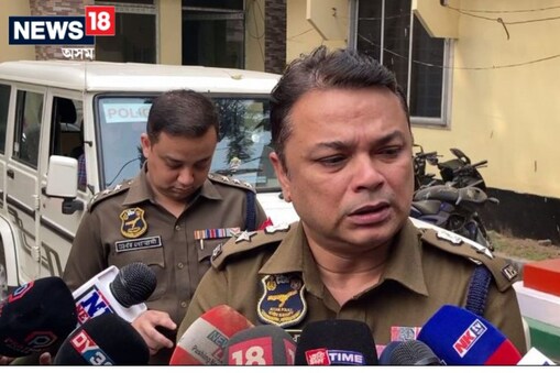 AS01 BT 1076 নম্বৰৰ ছুইফট ডিজায়াৰ গাড়ীখন সাতগাঁৱৰ পৰা জব্দ কৰা হৈছে।