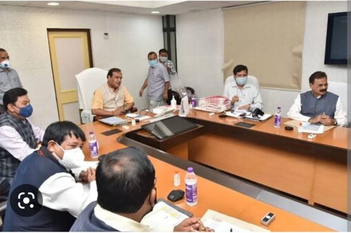 বুধবাৰে ৰাজ্যিক বিজেপিৰ উদ্যোগত হোটেল তাজ ভিভাণ্টাত আলোচনা হয় প্ৰাক-বাজেট। ৰাজ্যিক বিজেপিৰ সভাপতি ভৱেশ কলিতা, অসম চৰকাৰৰ বিত্তমন্ত্ৰী অজন্তা নেওগ, ৰাজ্যিক সাংগঠনিক সাধাৰণ সম্পাদক ফণীন্দ্ৰ নাথ শৰ্মাৰ উপস্থিতিত আয়োজন এই আলোচনা চক্ৰৰ।    