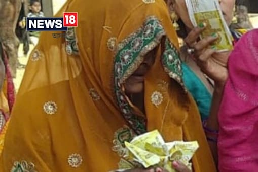 উত্তৰ প্ৰদেশৰ কনৌজ জিলাৰ সৌৰিখ আৰক্ষী থানা এলেকাত দৰা পাৰ্টীয়ে নৃত্যৰ সময়ত গাওঁখনৰ মহিলাসকলৰ ওপৰত নকল নোট ছটিওৱাৰ অভিযোগ উত্থাপন হৈছে। এই বিষয়টোক লৈ কইনা আৰু দৰাপক্ষৰ মাজত তীব্ৰ কাজিয়া হয়।