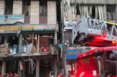 ঢাকাৰ গুলিস্তানত ৫ মহলীয়া অট্টালিকাত বিস্ফোৰণ, ১৫ জন লোক নিহত, আহত ১০০ জন