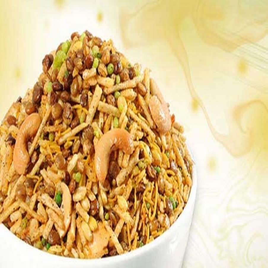  চানাচুৰ খবলৈ প্ৰায় সকলোৱে ভাল পায়। সৰুতে চানাচুৰ চুৰি কৰি নোখোৱা খুব কম লোক আছে।