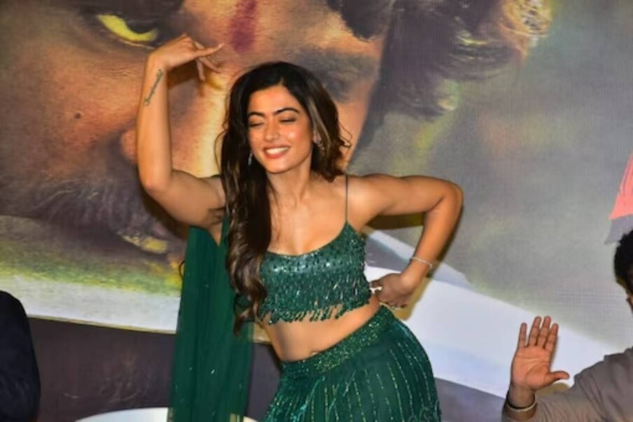  ২০২১ চন। বক্স অফিচত 'পুষ্পা' ধুমুহাৰ দ্বাৰা জোকাৰি গৈছিল। ছবিখনে কোটি কোটি টকাৰ ব্যৱসায় কৰিছিল। মুখ্য চৰিত্ৰত আল্লু অৰ্জুন, ৰশ্মিকা মন্দানাই সকলোৰে দৃষ্টি আকৰ্ষণ কৰে। একে সময়তে, চলচ্চিত্ৰখনত 'চামি চামি' গানটোও তেওঁৰ নৃত্যত সকলোৱে ভাল পাইছিল।