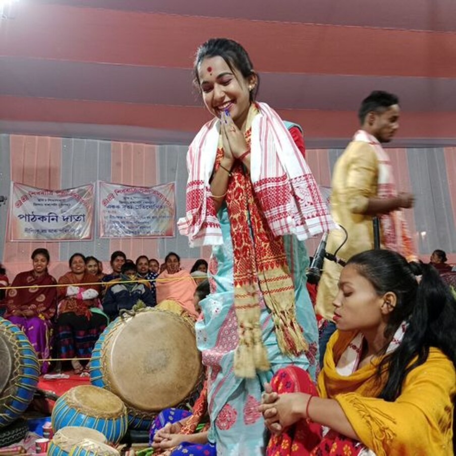  নাগাৰা নাম গাই ভাইৰেল হোৱা ছিপাঝাৰৰ কৰীশ্মা নাথক লৈ ৰাজ্যজুৰি চলি আছে চৰ্চা। এই চৰ্চা নাগাৰা নাম বিকৃত কৰা বুলি সদৌ অসম নাগাৰা নাম সংঘই কৰীশ্মাৰ ওপৰত তোলা অভিযোগক লৈ চলিছে। বাদ আৰু বিবাদৰ মাজত আগবাঢ়ি যোৱা চৰ্চা সন্দৰ্ভত কৰীশ্মা নাথৰ মতামত কি জানিবলৈ আমাৰ সাংবাদিক নৱজ্যোতি মহন্ত উপস্থিত হৈছিল নাথৰ বাসগৃহত। চাও আহক নাথে কি মত প্ৰকাশ কৰিলে।