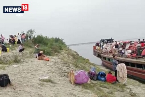 ফেৰীখন লগে লগে ব্ৰহ্মপুত্ৰৰ মাজৰ কুনাৰ চৰত চপোৱাৰ ফলত কথমপি প্ৰাণ ৰক্ষা পৰে পাঁচ শতাধিক যাত্ৰীৰ।