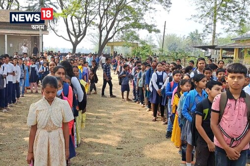নলবাৰীৰ বনভাগ খাতা দিহজাৰী হাইস্কুলত দেখা গৈছে এক ব্যতিক্ৰমী পৰিৱেশ৷