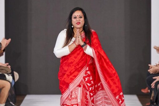 পেৰিছ ফেশ্বন উইক, ২০২৩ত অসম কন্যা সংযুক্তা দত্তৰ থলুৱা নুনী পাটৰ নতুন ফেশ্বন সম্ভাৰ “চিকি-মিকি” প্ৰদৰ্শন