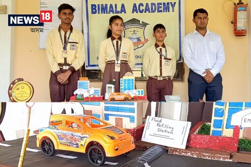 বিমলা একাডেমীৰ শিক্ষক যতীন বৰাৰ তত্বাৱধানত তিনি শিশুৱে উদ্ভাৱন কৰিছে এনে এক গতিৰোধক, যি গতিৰোধকৰ ওপৰেৰে ২০ কিলোমিটাৰ গতিৰে গাড়ী পাৰ হ'লেও সৃষ্টি নহয় কোনো ধৰণৰ জোকাৰণিৰ। 