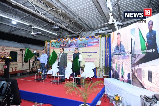 বিগত ২১ মাৰ্চত দিল্লীৰ চফদৰজং ষ্টেচনৰ পৰা পৰ্যটকৰ সৈতে যাত্ৰা আৰম্ভ কৰাৰ পিছত ৰে'লখন বৃহস্পতিবাৰে গুৱাহাটী ষ্টেচনত উপস্থিত হৈছিল।