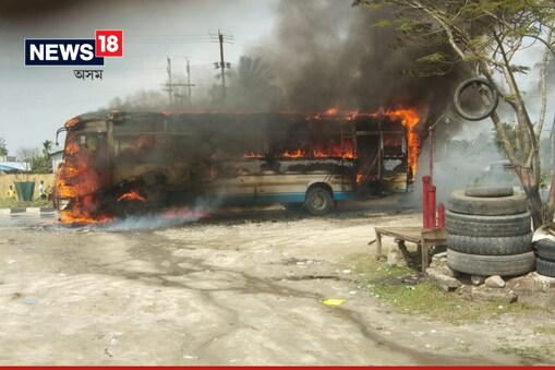 নলবাৰীৰ ৰাজপথত Burning Bus । দপদপকৈ জ্বলি ভস্মীভূত হল 'গণপতি' নামৰ যাত্ৰীবাহী বাছখন । কথমপি প্ৰাণ ৰক্ষা পৰিল ৩০ গৰাকী যাত্ৰীৰ। গুৱাহাটীৰ খানাপাৰাৰ পৰা বৰপেটা অভিমুখে আহি আছিল বাছখন।