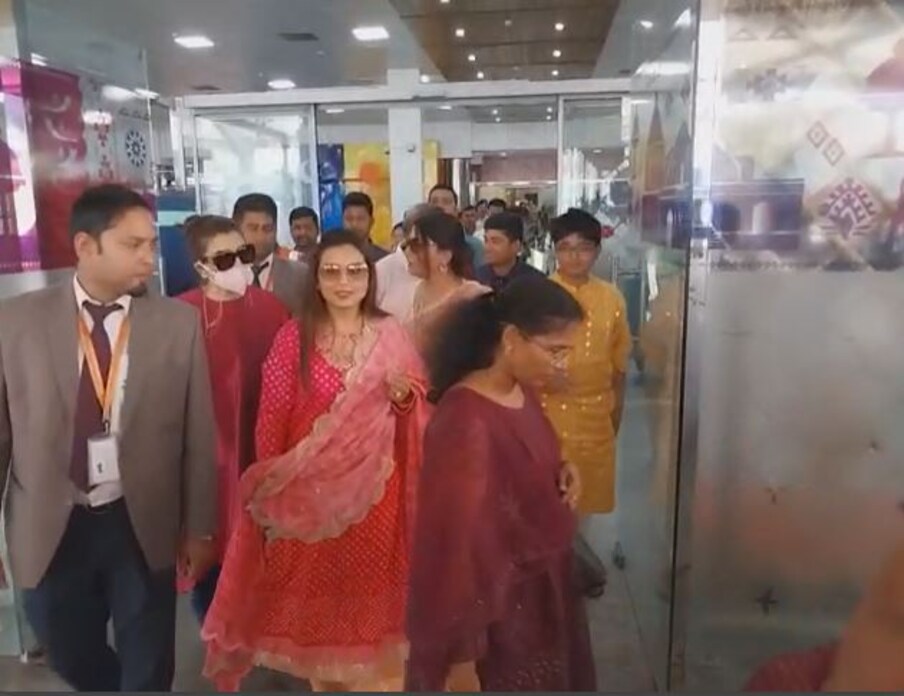  গুৱাহাটীৰ উপস্থিত বলীউডৰ জনপ্ৰিয় অভিনেত্ৰী ৰাণী মুখাৰ্জী। আজি জন্মদিনৰ দিনটোতে গুৱাহাটী উপস্থিত হোৱাৰ লগে লগে অনুৰাগীয়ে আদৰণি জনায় তেওঁক