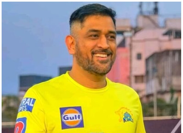  এক অনুষ্ঠানে ধোনিকে অবসর নিয়ে প্রশ্ন করা হয়। কিনি বলেন, ‘ওই সিদ্ধান্ত নেওয়ার জন্য অনেকটা সময় পড়ে আছে। এখন আমাদের অনেক ম্যাচ বাকি আছে। আমি যদি কিছু বলি, তাহলে কোচ চাপে পড়ে যাবেন। আমি ওর উপর চাপ তৈরি করতে চাই না।’